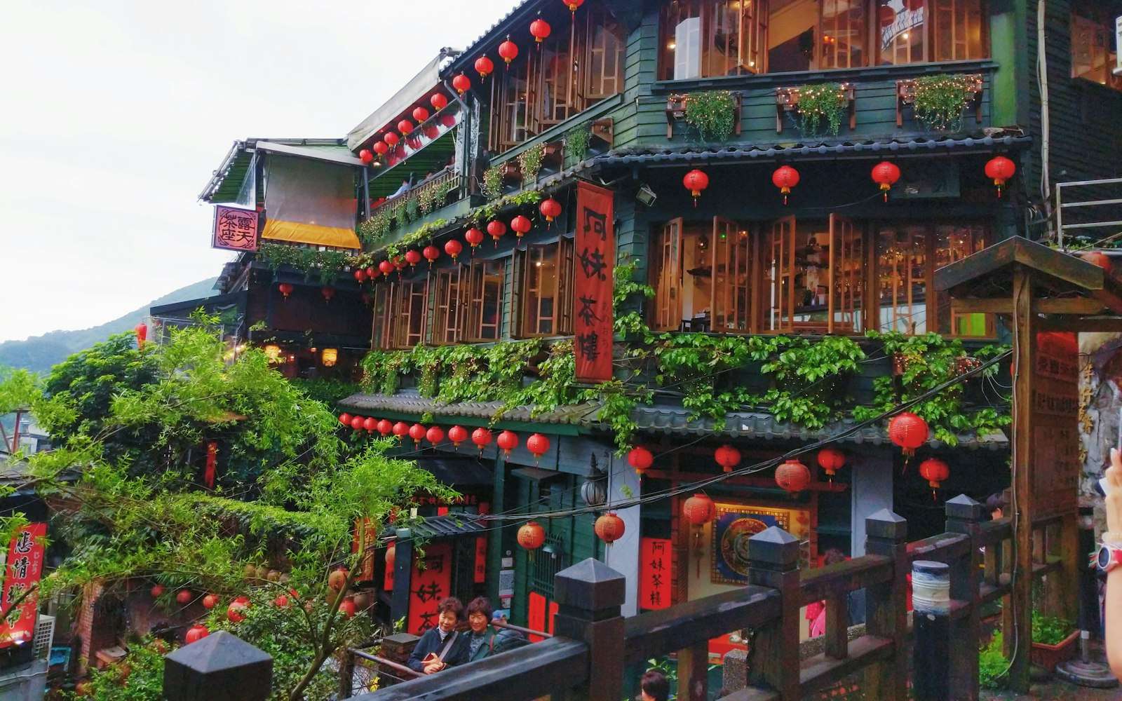 The lantern-hung teahouse on Jiufen's old street